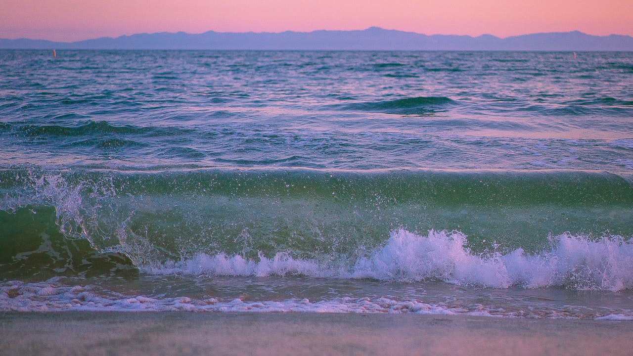 How Deep Wave Wigs Can Give You the Perfect Hair-day?